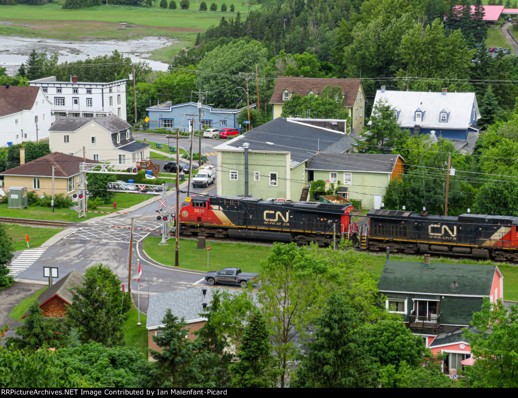 CN 3824 on 403 in  Le Bic